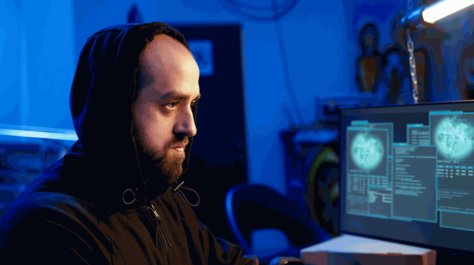 Das Bild beschreibt einen Sicherheitsexperten bei der Arbeit, er macht einen Penetrationstest